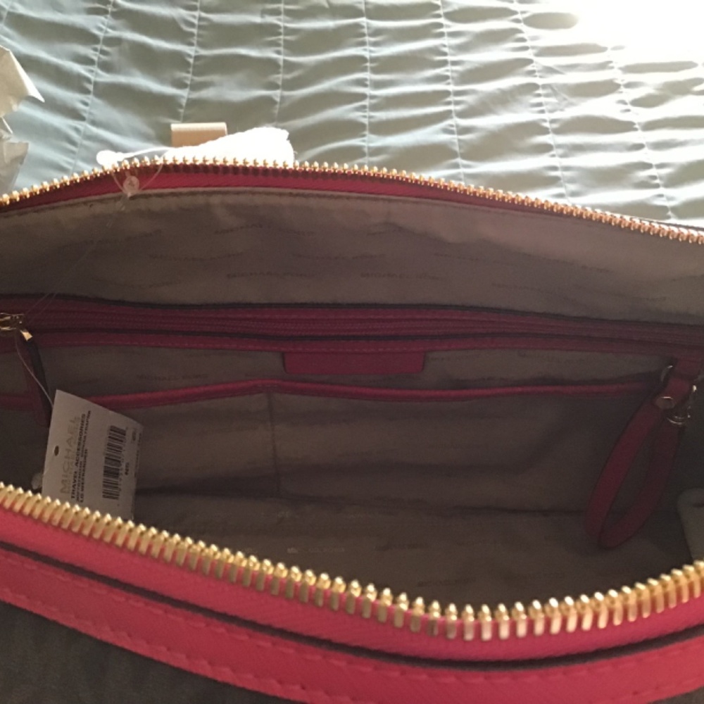 Gorgeous Mk tote and traveler - Picture 4 of 16